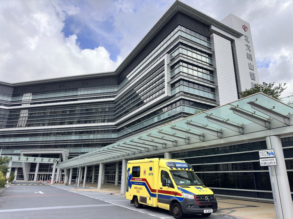 患者曾到北大嶼山醫院急症室並需留院，同日身上出疹，隨即被轉送瑪嘉烈醫院接受隔離治療。