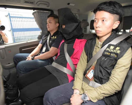 一名女子被捕帶署。黃文威攝