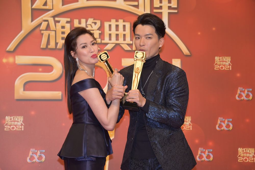「辉莲CP」在台庆颁奖礼上取得「最受欢迎电视拍档」奖。