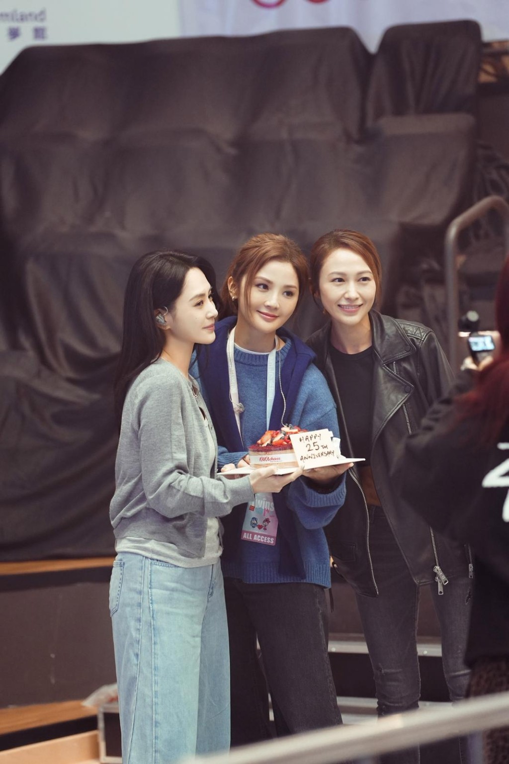 湯怡（Kathy）神秘現身送上祝賀二人25周年蛋糕。