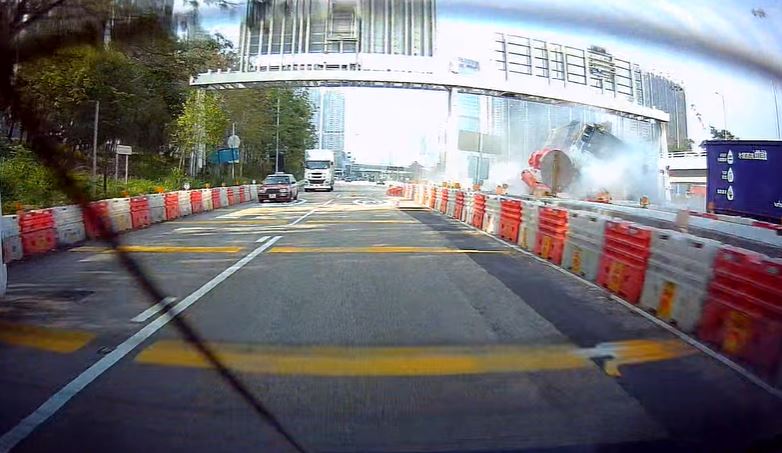 紫色貨車繼續前駛。fb 車cam L（香港群組）  Yuk Wong