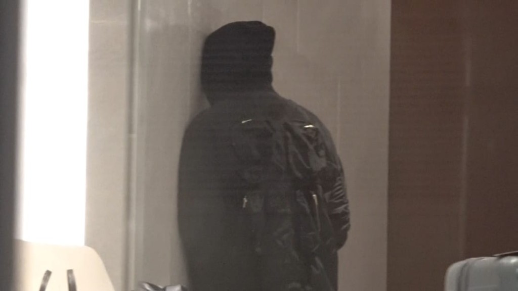 姜濤在機場貴賓室前似乎因為太疲累，將頭貼住牆壁。