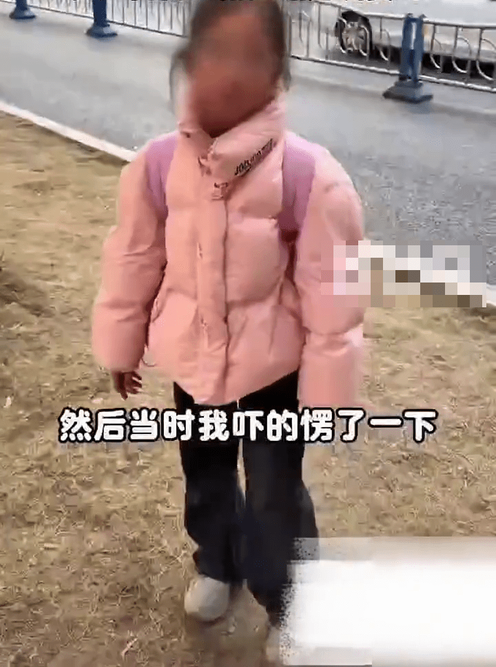 女博主擺拍「孩子險些遭拐走」,孩子配合演出。 女博主擺拍「孩子險些遭拐走」,孩子配合演出。