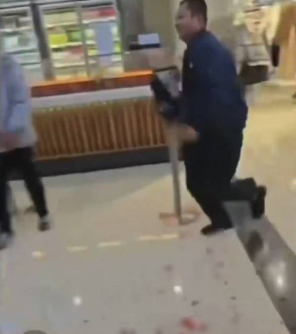 疑犯追擊一對夫婦。Ｘ