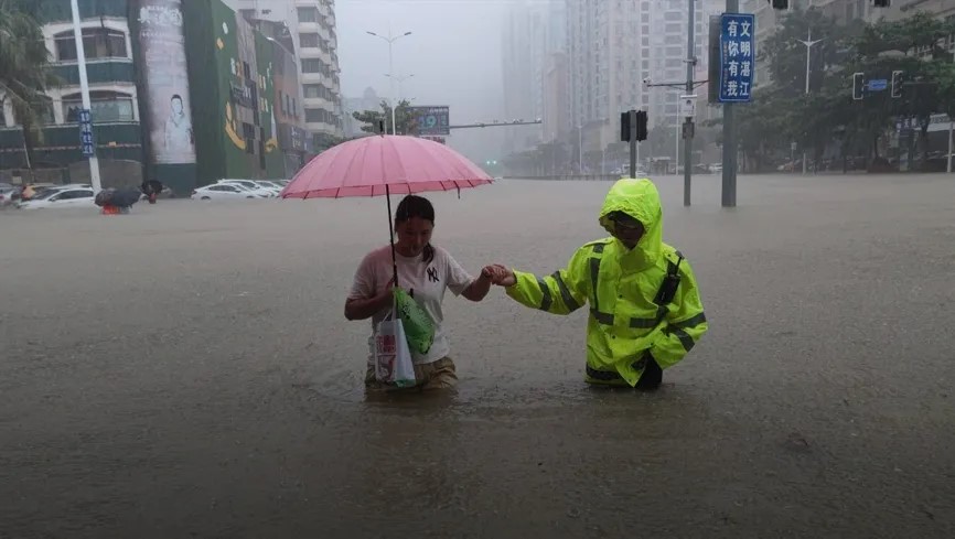 廣東沿海多處地區受颱風三巴影響，大暴雨致嚴重水浸。新華社