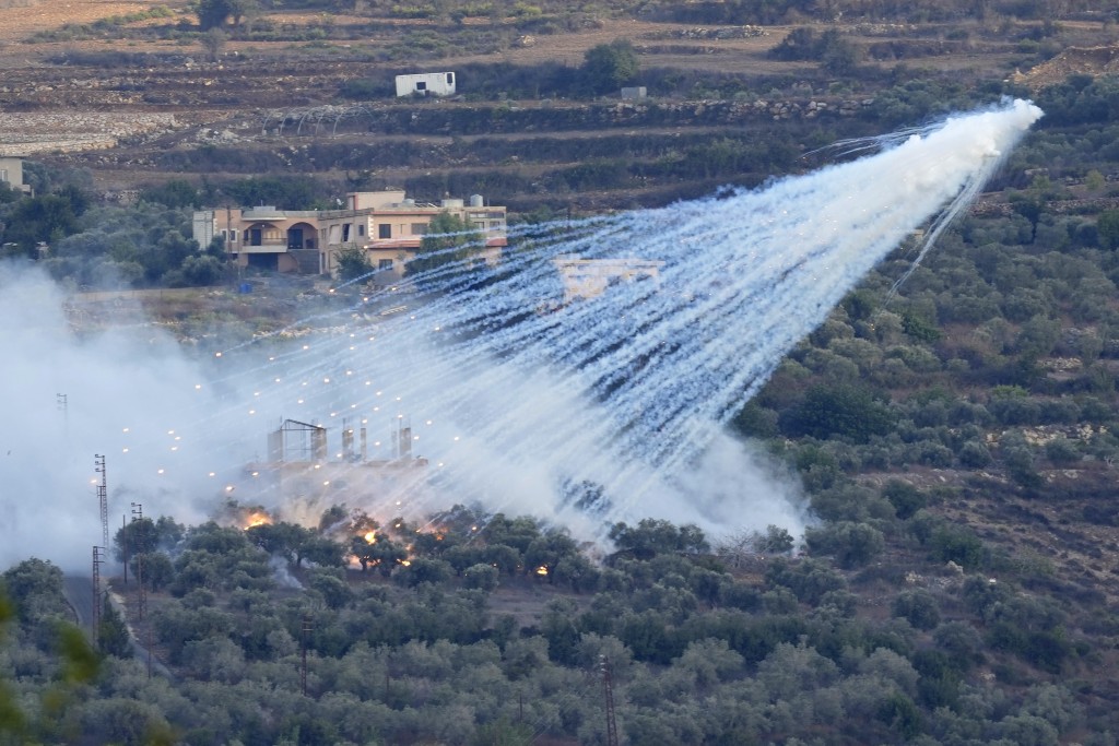 以色列军队遇袭后，不断炮击和空袭加沙地带报复。美联社
