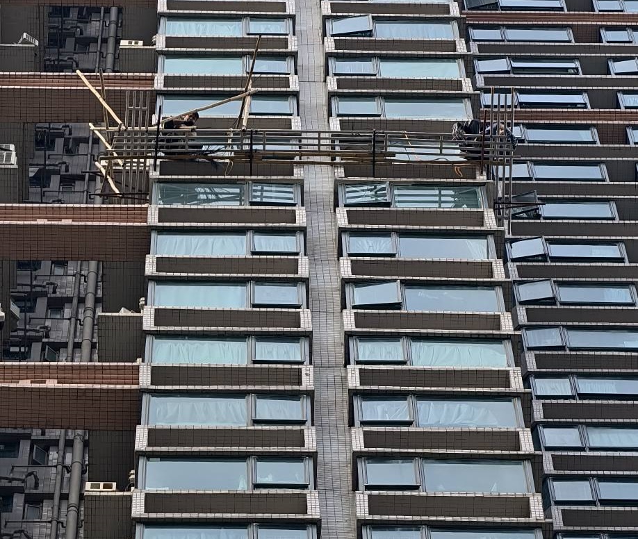 玻璃窗疑由一搭棚單位墮下。fb：將軍澳主場