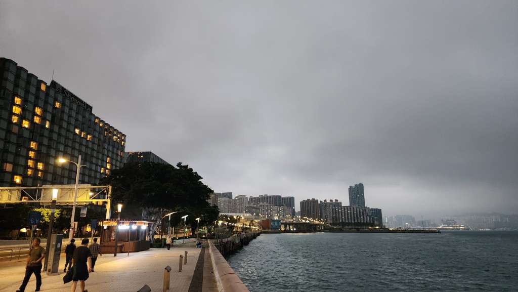 早上有一兩陣微雨,沿岸有薄霧。黎志偉攝 早上有一兩陣微雨,沿岸有薄霧。黎志偉攝
