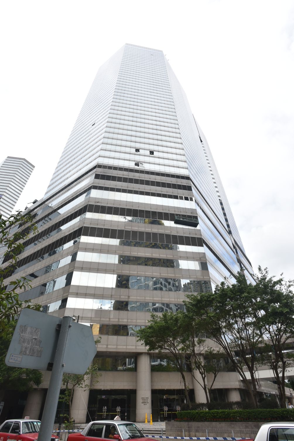 吊船撞毀的玻璃幕牆。