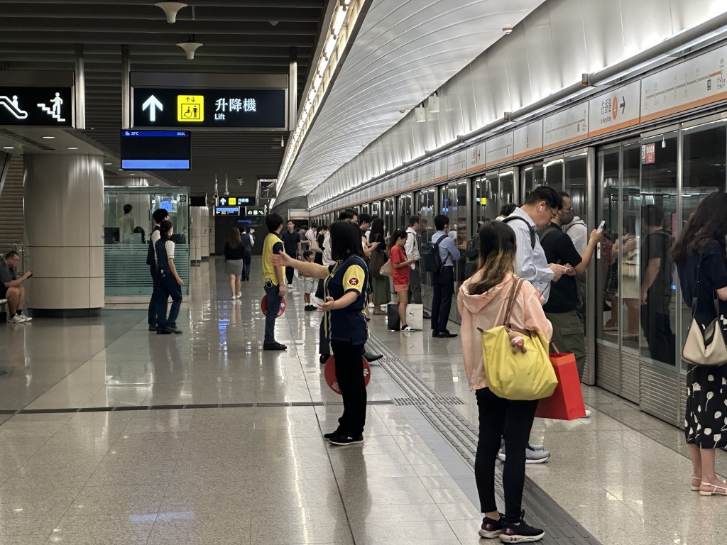 九龍站附近信號故障，機場快綫及東涌綫列車服務受阻。梁國峰攝