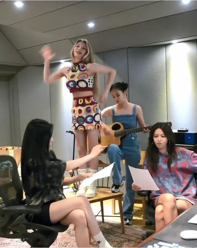 秀英、Tiffany及Yuri義氣撐孝淵。