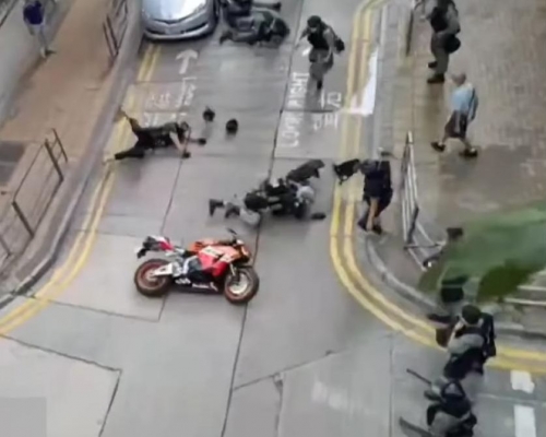 唐英傑駕駛插有「光時」旗電單車撞向警員。網圖