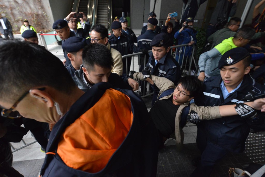警方採取清場行動。