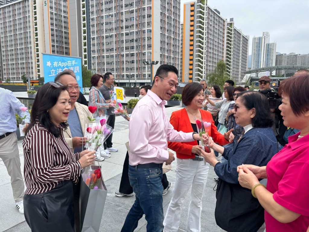 議員兩人一組,為各位母親送花獻祝福。 議員兩人一組,為各位母親送花獻祝福。