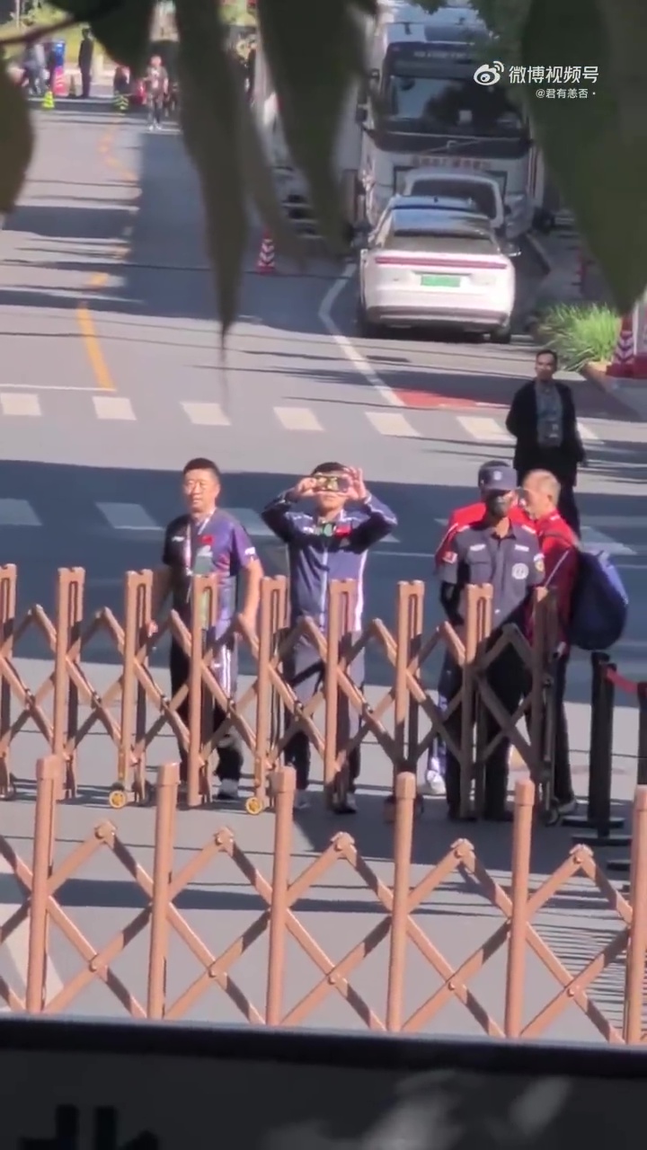 王皓舉機拍攝圍堵叫罵的極端球迷。 王皓舉機拍攝圍堵叫罵的極端球迷。
