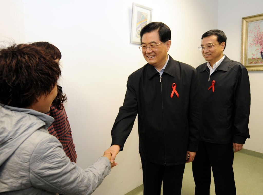 李克強2008年與前領導人胡錦濤在北京考察愛滋病防治工作。新華社