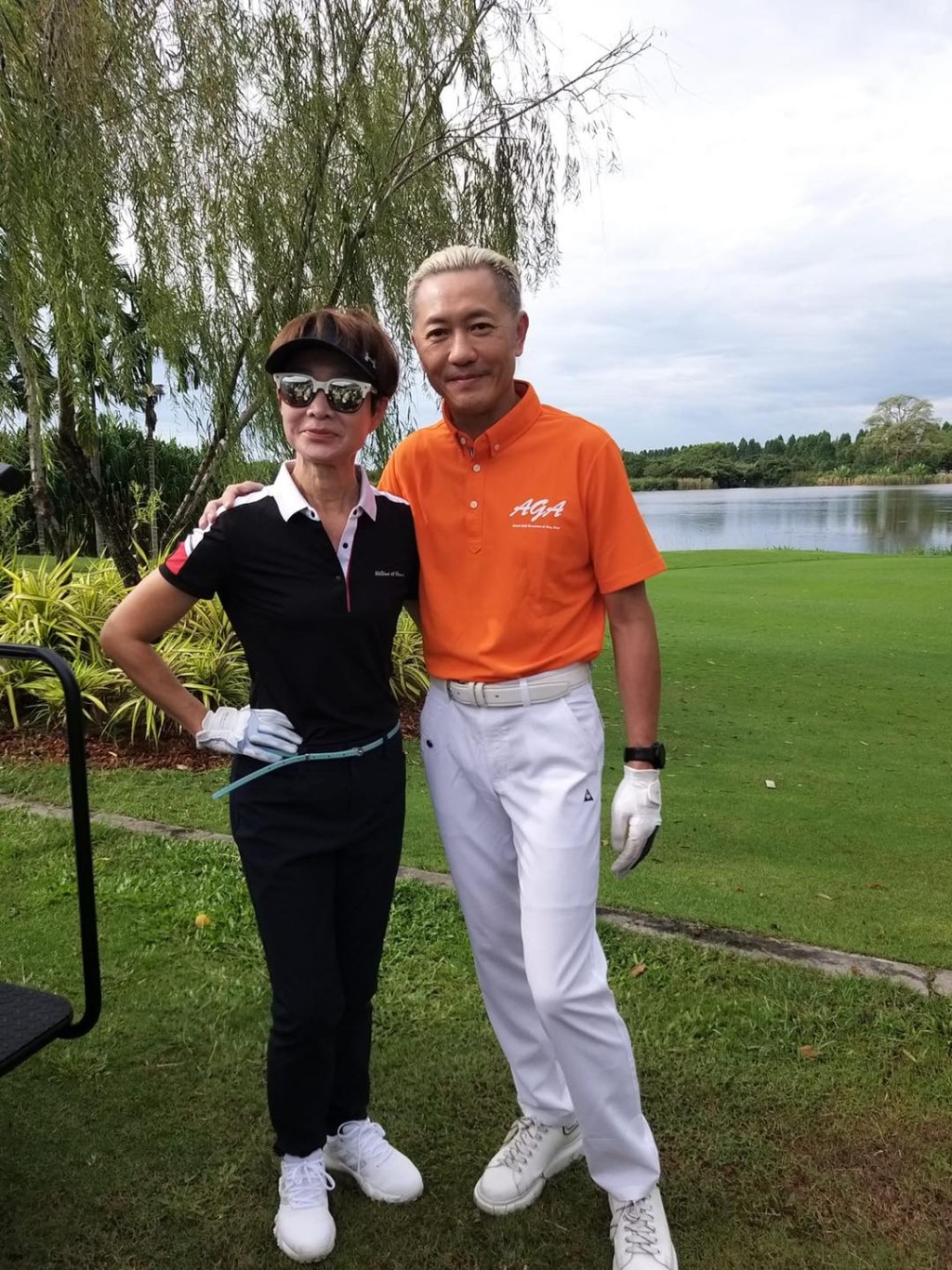 譚玉瑛（左）間中約友打高爾夫球。