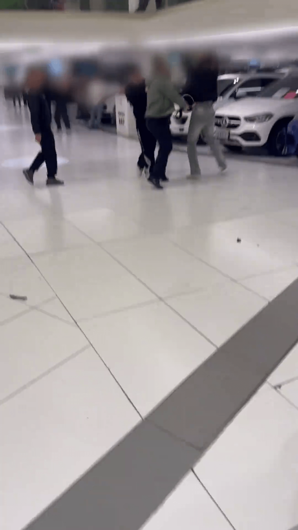 粉丝10万订金买法拉利疑被吞，维权网红介入被车行职员围殴。