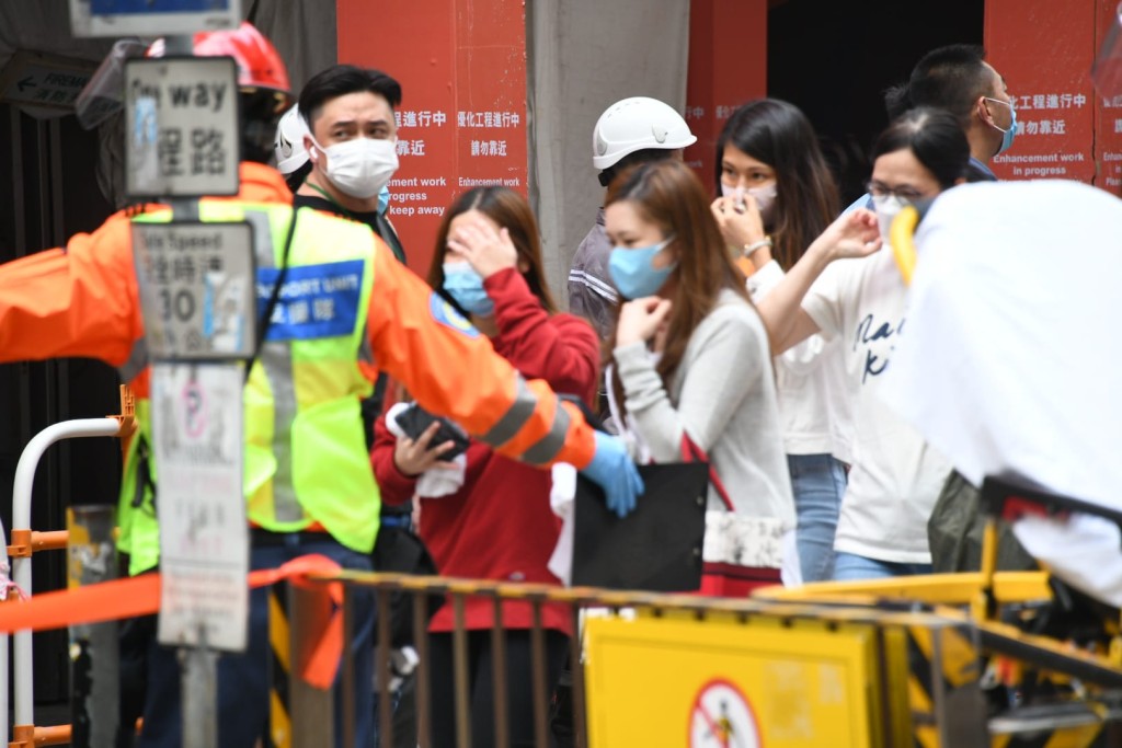 世贸中心市民分批获救至地面，部分人用毛巾掩盖口鼻以免吸入浓烟。