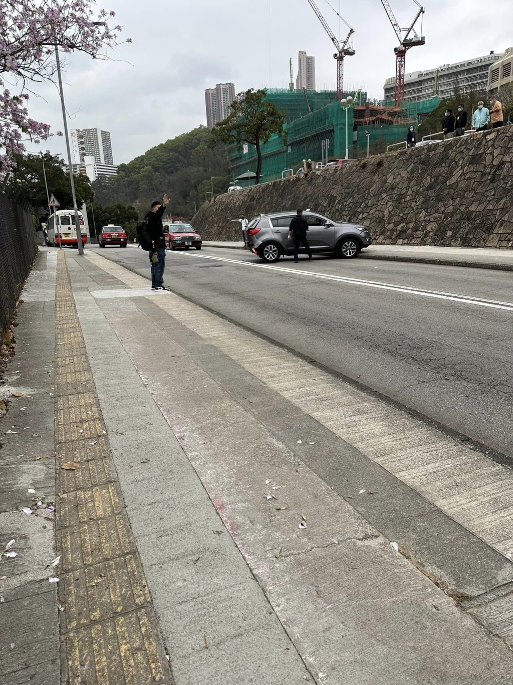 車內61歲女司機背痛輕傷送院。香港交通事故及突發事件fb