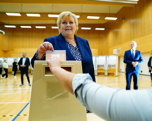 挪威大選已完成大部分點票，料執政保守黨失去多數黨地位。AP圖
