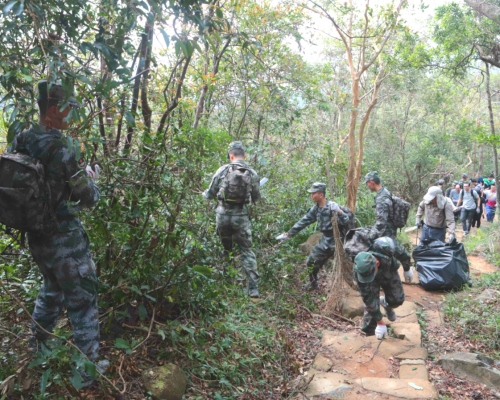 駐港解放軍到新界清理「山竹」帶來的破壞。中聯辦網站圖片