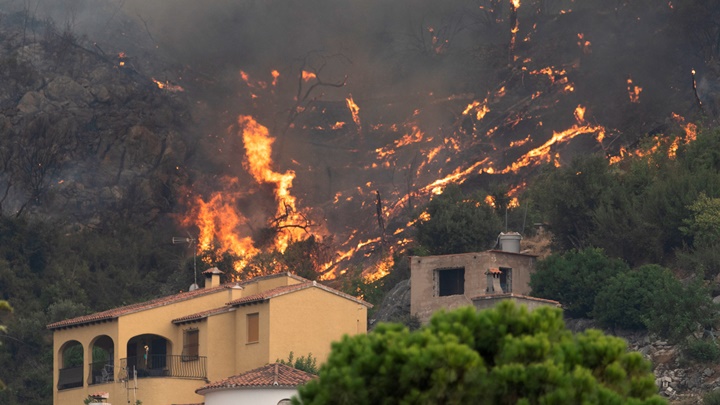 山火火勢蔓延至民居。路透社圖片