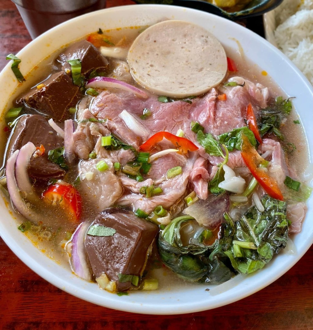 事主發文投訴，這碗生牛河的牛肉太生，湯又不夠熱。（圖片：facebook群組「中伏飲食報料區」）