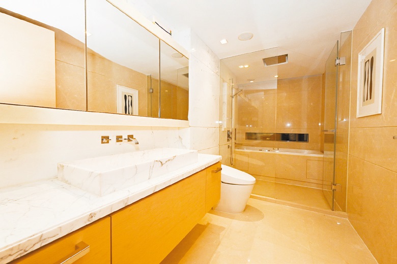 浴室潔具齊全，採玻璃門隔開浴區， 保持乾濕分離。