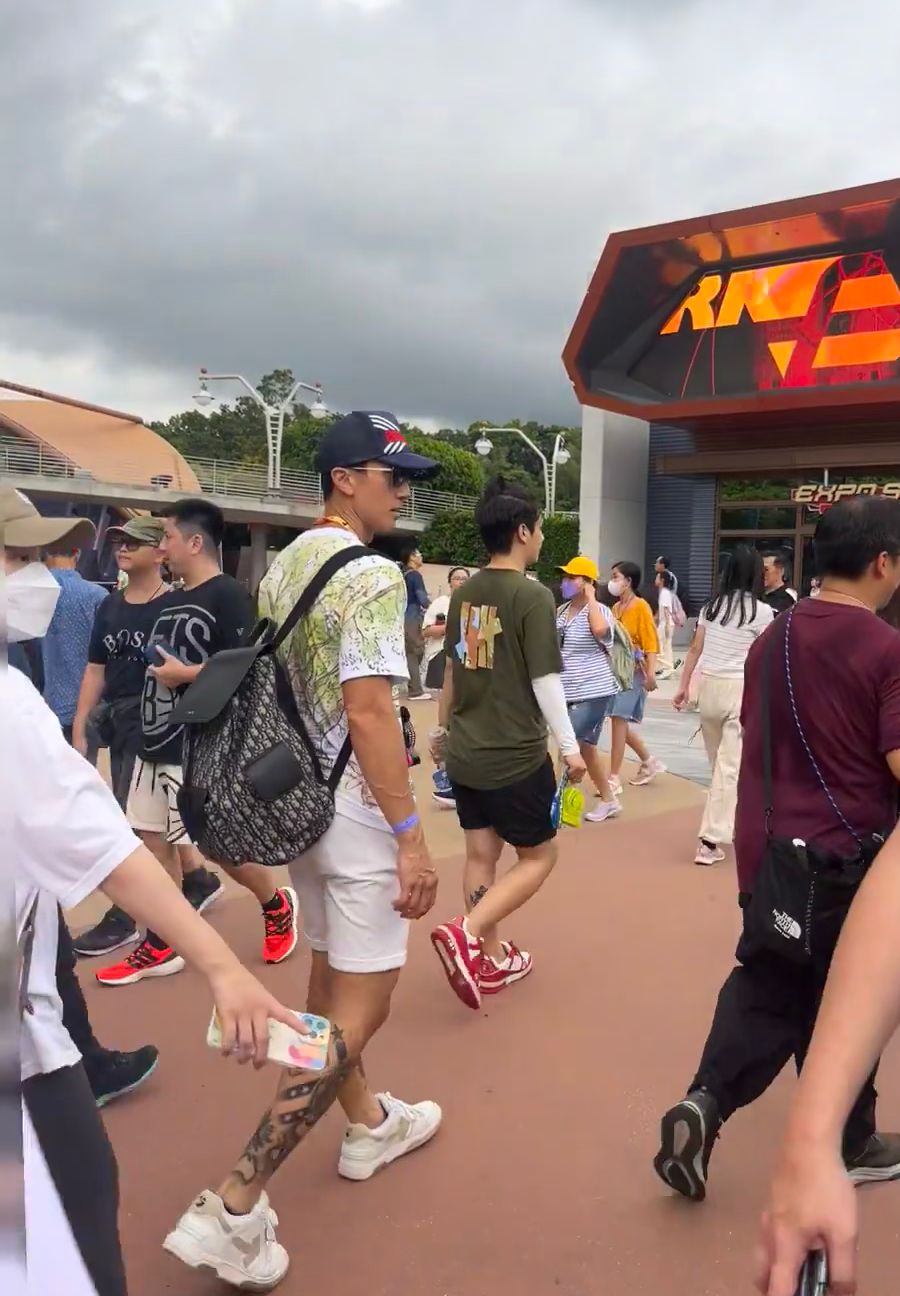 吳尊日前秘密來港度假，仲帶仔女去香港迪士尼玩。  ​