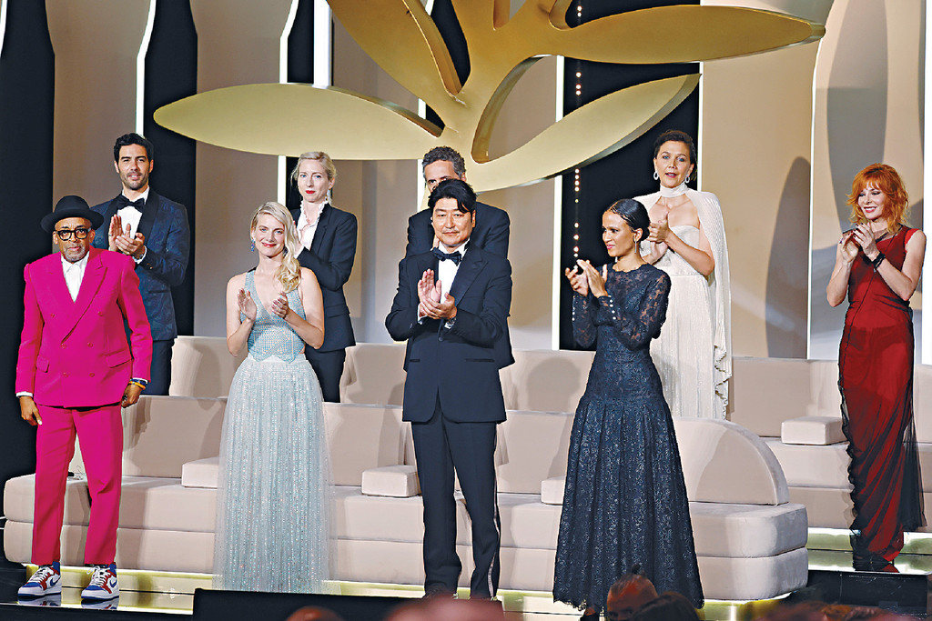 ■康城主競賽評審團主席史碧奇李（前左一）率領宋康昊等評審出席開幕禮。路透社