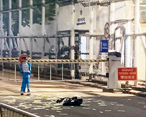■上周四有蒙面人在茘枝角收押所外,擺放紙紮公仔及撒溪錢。