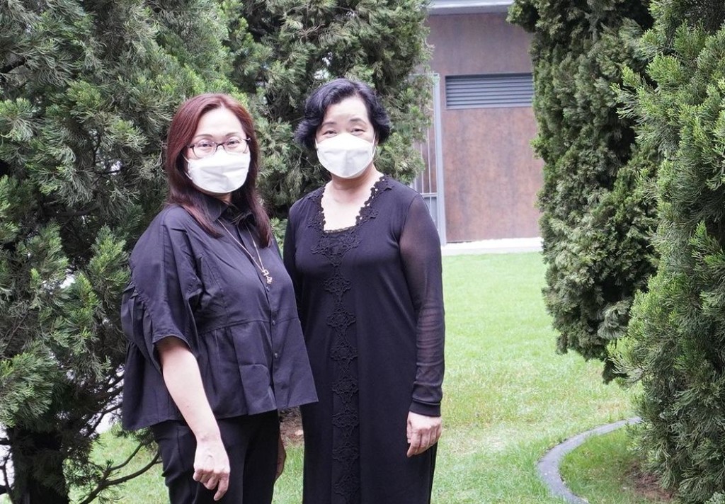 藝術推廣辦事處總監劉鳳霞（左）及油街實現館長鍾婉嫻（右）對《賞森．悅木》項目讚賞不已。