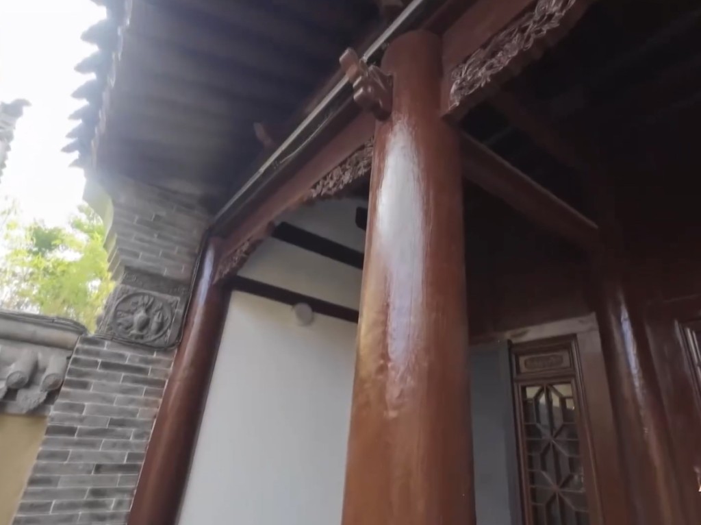 赵氏祠堂后面的第3院，木质构件特别好，却被刷上油漆。 央视新闻