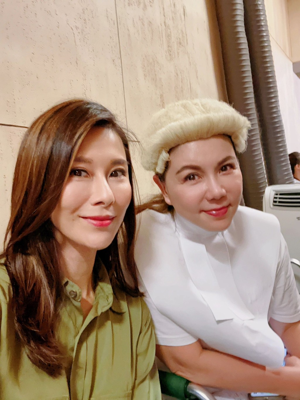 黎淑賢最近客串拍ViuTV劇集《法與情》，與劉美娟合照。