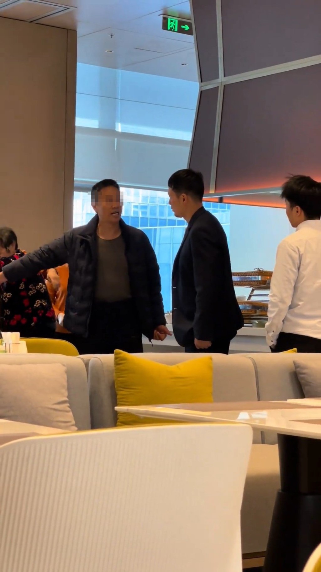 網傳男子企圖打包酒店自助早餐食物,被職員出言阻止。微博@藍色的煙卷 網傳男子企圖打包酒店自助早餐食物,被職員出言阻止。微博@藍色的煙卷