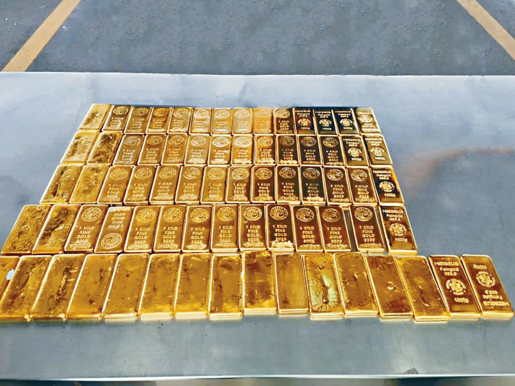 深圳皇崗海關在一輛從香港入境的客貨車中，檢獲價值4000萬元的金條。