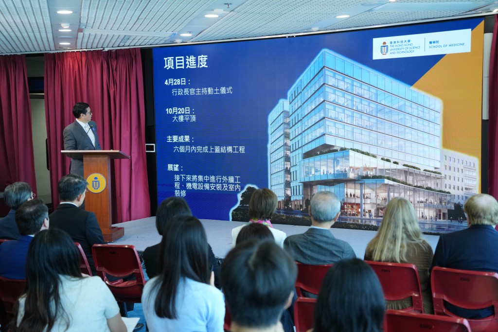 李競存介紹稱,剛平頂的醫學教研綜合大樓將是科大最大的單幢建築。 李競存介紹稱,剛平頂的醫學教研綜合大樓將是科大最大的單幢建築。
