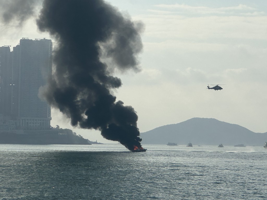 船隻起火，濃煙直捲半空。讀者提供圖片