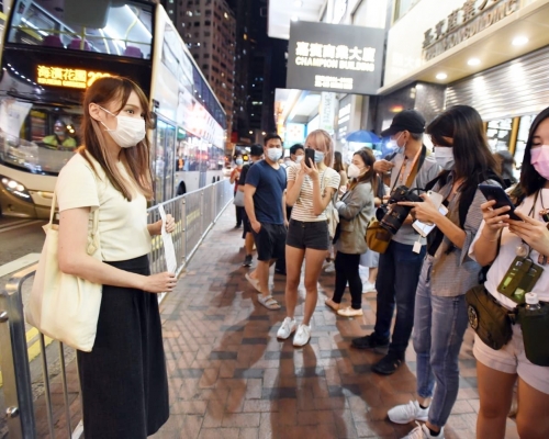 警方在周庭等人發出違反限聚令告票。