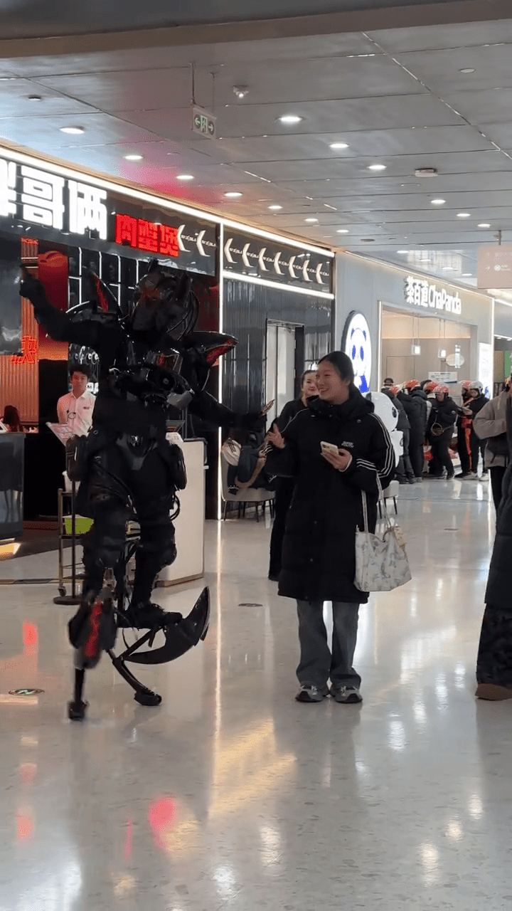 周高賽穿上機甲「戰衣」與民眾猜拳。 抖音