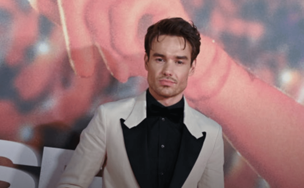 英国音乐人、乐团One Direction 前成员利连恩·佩恩 (Liam Payne) 从阿根廷布宜诺斯艾利斯一家酒店三楼坠落身亡，享年31岁。影片截图