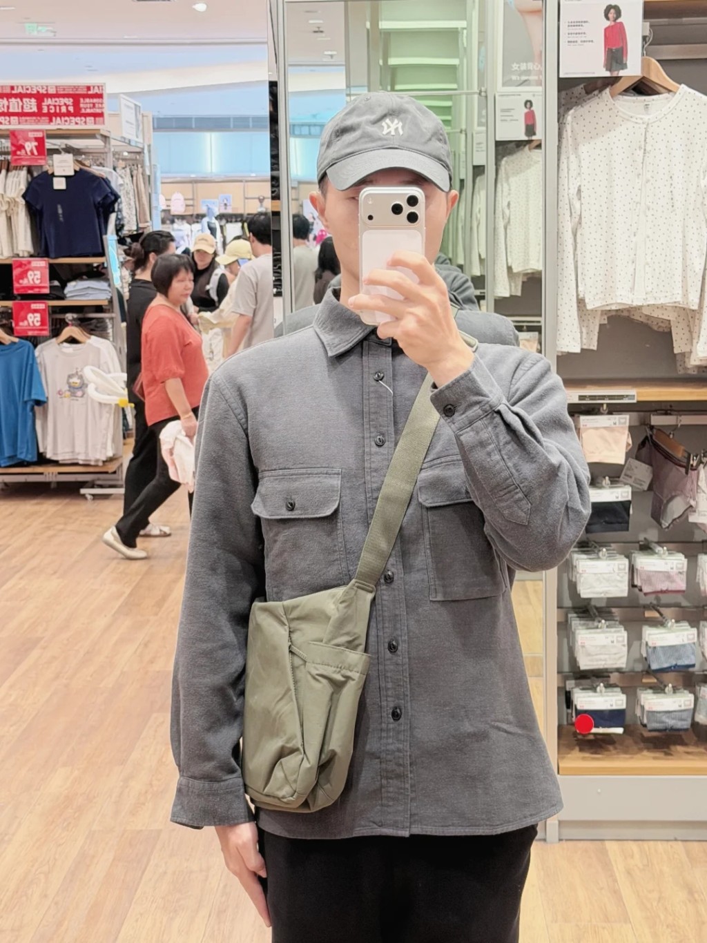 UNIQLO工装衫配斜孭袋秒变“红军装”,北京青年涌店打卡。 小红书 UNIQLO工装衫配斜孭袋秒变“红军装”,北京青年涌店打卡。 小红书