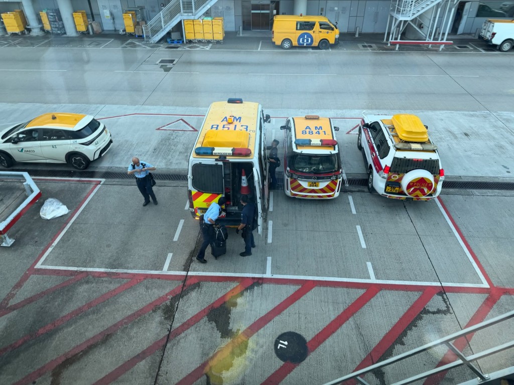 機場警區人員趕至,調查昨日(9月2日)瑞士航空客機上盜竊案。楊秉基Threads 機場警區人員趕至,調查昨日(9月2日)瑞士航空客機上盜竊案。楊秉基Threads