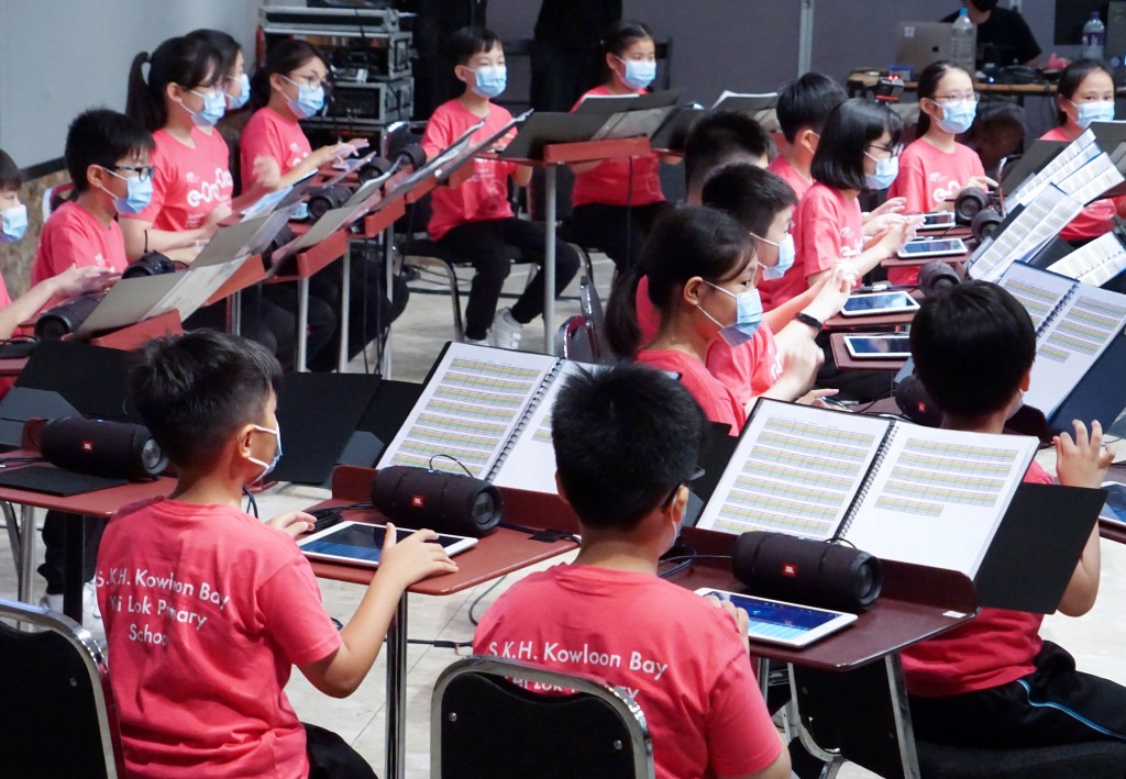 ●e-乐团成员只用上iPad的《GarageBand》App来演奏，毋须传统乐器。