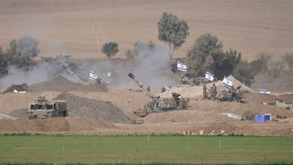 以色列机动炮兵部队在以色列-加沙边境附近就位。 美联社 