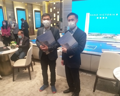會德豐黃光耀(左)指出，維港滙最快於復活節作首輪開售。旁為信和田兆源