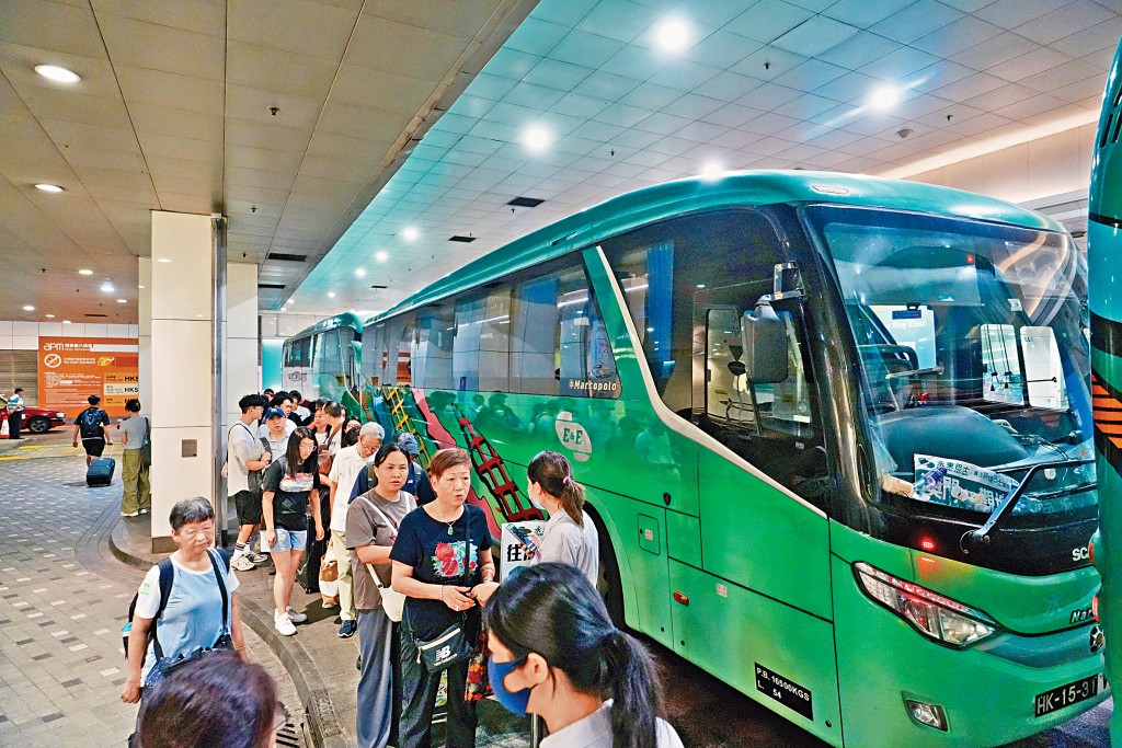 港人遊中山熱潮持續，多間直通巴士公司表示昨日前往中山的車票售罄，計劃加開班次。