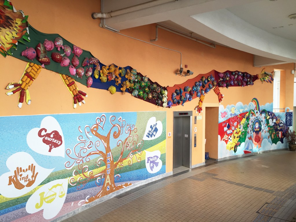 王錦輝小學把學生出色的作品，展示在校內牆上。