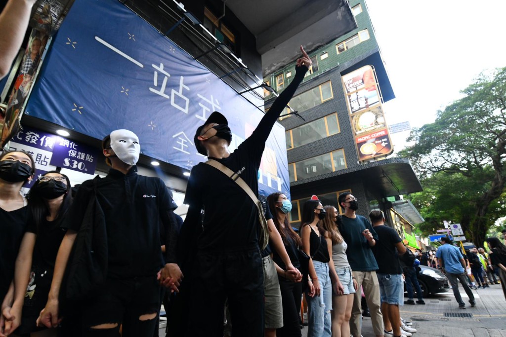 尖沙嘴有示威者築成人鏈。